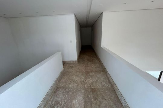 Corredor de casa de condomínio à venda com 4 quartos, 700m² em Jardim Serrano, Nova Lima