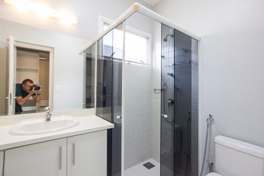 Banheiro da Suite 3 de casa de condomínio para alugar com 4 quartos, 316m² em Jardim das Palmeiras, Uberlândia
