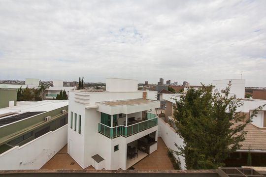 Vista da Suite 1 de casa de condomínio para alugar com 4 quartos, 316m² em Jardim das Palmeiras, Uberlândia