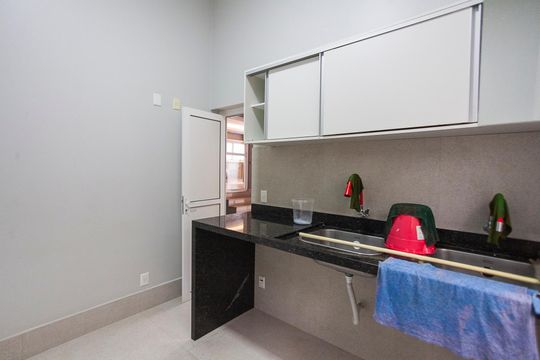 Área de Serviço de casa de condomínio para alugar com 4 quartos, 316m² em Jardim das Palmeiras, Uberlândia