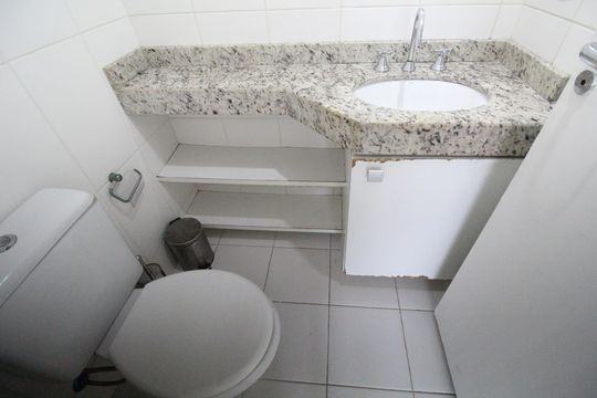 Banheiro social de apartamento à venda com 3 quartos, 88m² em Curicica, Rio de Janeiro