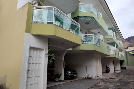 Fachada de casa de condomínio à venda com 2 quartos, 200m² em Taquara, Rio de Janeiro