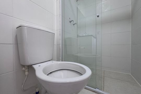 Banheiro da Suíte de apartamento para alugar com 2 quartos, 50m² em Barra da Tijuca, Rio de Janeiro
