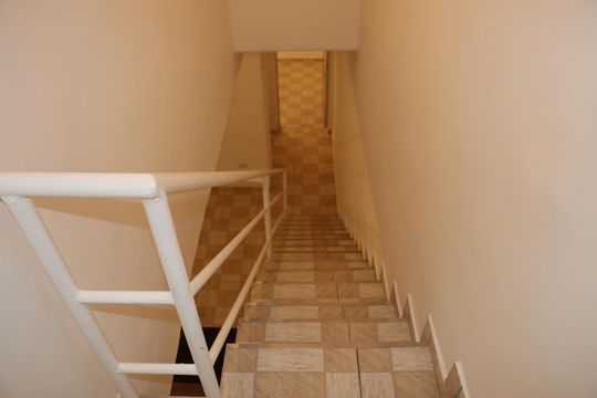 Escada com Corrimão de casa para alugar com 2 quartos, 70m² em Jardim Nayara, Embu das Artes
