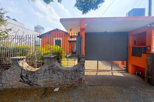 Fachada de casa à venda com 2 quartos, 220m² em Sumaré, São Paulo