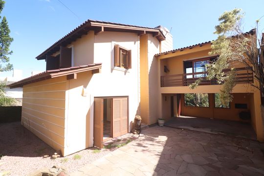 Fachada de casa à venda com 3 quartos, 223m² em Vila Nova, Novo Hamburgo