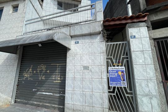 Placa instalada na fachada do imóvel de casa para alugar com 2 quartos, 140m² em Jardim Carvalho, Guarulhos