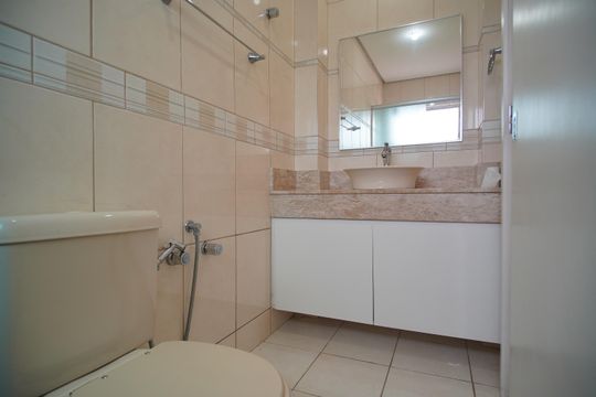 Banheiro de apartamento à venda com 1 quarto, 58m² em Centro, São Leopoldo