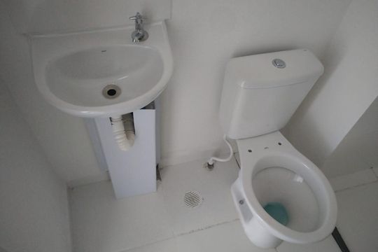 Banheiro de kitnet/studio para alugar com 1 quarto, 24m² em Mooca, São Paulo