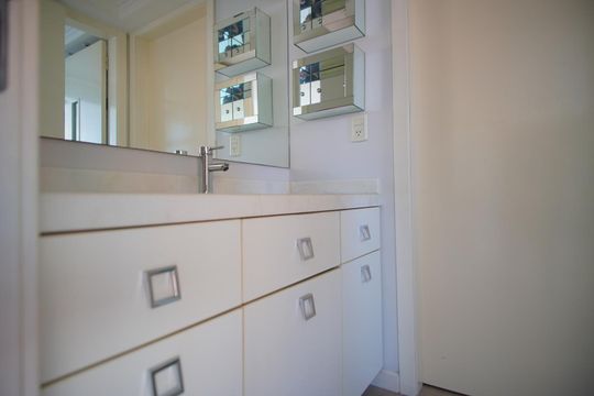 Banheiro Corredor de apartamento à venda com 1 quarto, 51m² em Petrópolis, Porto Alegre
