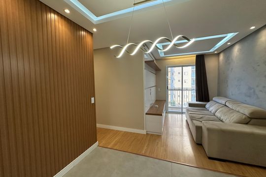 Sala de apartamento à venda com 2 quartos, 61m² em Jardim Tupanci, Barueri