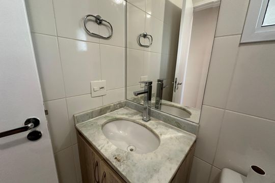 Banheiro de apartamento à venda com 2 quartos, 61m² em Jardim Tupanci, Barueri