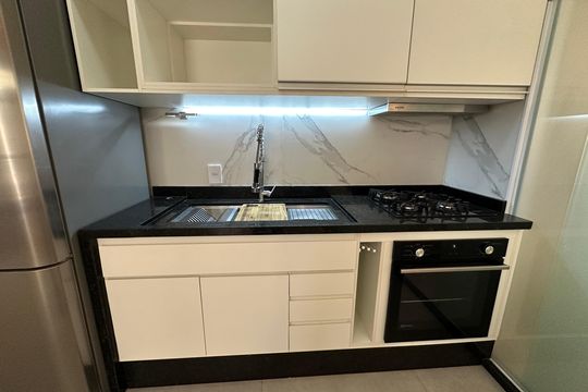 Cozinha de apartamento à venda com 2 quartos, 61m² em Jardim Tupanci, Barueri