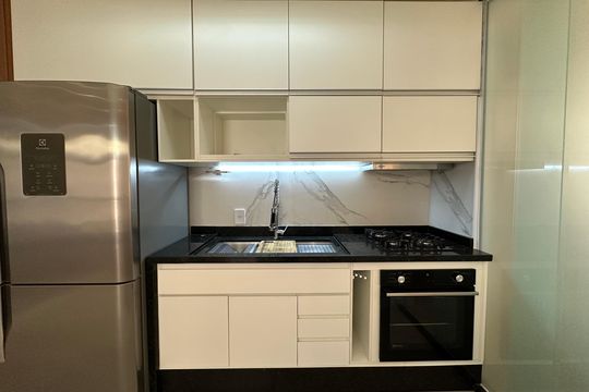 Cozinha de apartamento à venda com 2 quartos, 61m² em Jardim Tupanci, Barueri