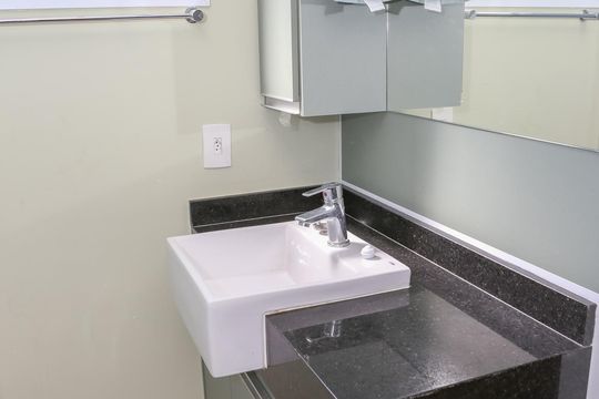 Banheiro de kitnet/studio à venda com 1 quarto, 20m² em Água Branca, São Paulo
