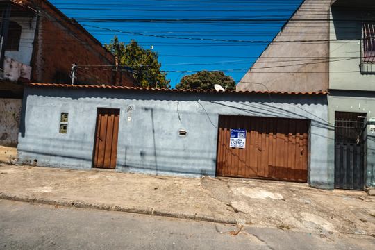 Fachada de casa à venda com 2 quartos, 300m² em Apolonia, Belo Horizonte