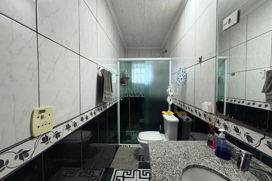 Banheiro da Suíte 1 de casa à venda com 3 quartos, 185m² em Vila Curuçá, Santo André