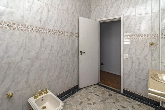 banheiro social_4 de apartamento para alugar com 6 quartos, 600m² em Aclimação, São Paulo
