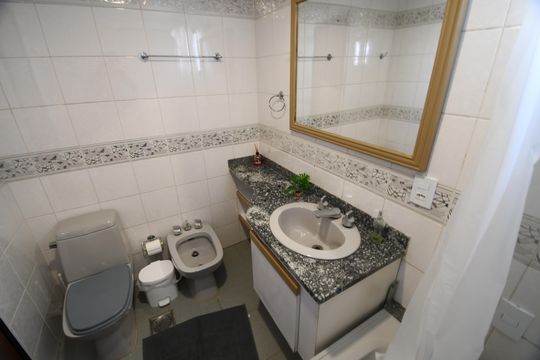 Banheiro de apartamento à venda com 1 quarto, 48m² em Centro, Campinas