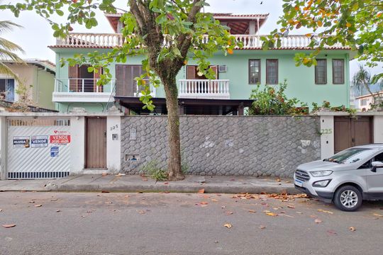 Fachada de casa à venda com 5 quartos, 375m² em Piratininga, Niterói