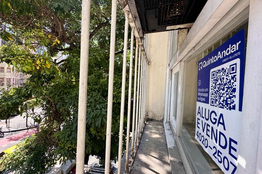 Plaquinha instalada de apartamento para alugar com 2 quartos, 60m² em Centro, Rio de Janeiro