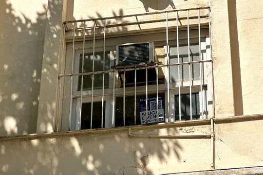 Plaquinha instalada de apartamento para alugar com 2 quartos, 60m² em Centro, Rio de Janeiro