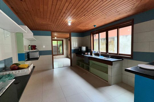 Cozinha de casa à venda com 7 quartos, 900m² em Vargem Pequena, Rio de Janeiro