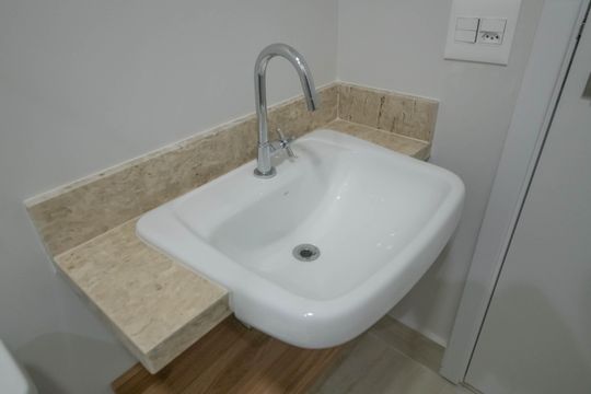 Banheiro de kitnet/studio à venda com 1 quarto, 26m² em Campo Belo, São Paulo