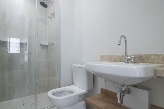 Banheiro de kitnet/studio à venda com 1 quarto, 26m² em Campo Belo, São Paulo