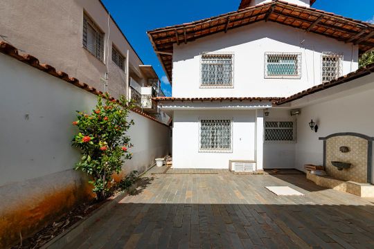 Quintal de casa à venda com 5 quartos, 288m² em Vila Paris, Belo Horizonte