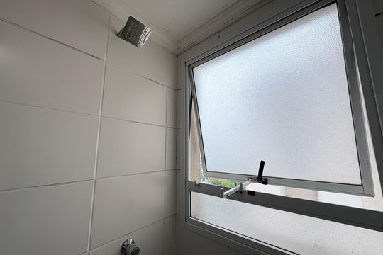 Banheiro de apartamento à venda com 2 quartos, 44m² em Parque Sao Vicente, Santo André