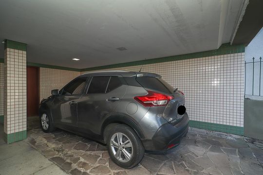 Garagem de apartamento à venda com 3 quartos, 76m² em Vila Ipiranga, Porto Alegre