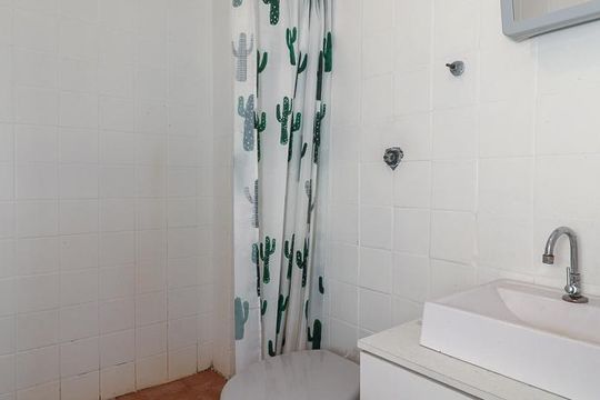 Banheiro de apartamento à venda com 3 quartos, 76m² em Vila Ipiranga, Porto Alegre