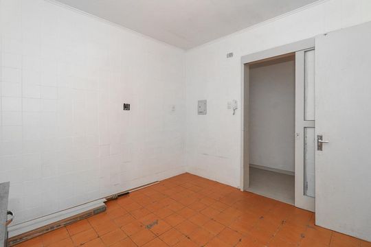 Cozinha de apartamento à venda com 3 quartos, 76m² em Vila Ipiranga, Porto Alegre