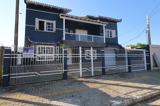 Fachada de casa à venda com 3 quartos, 270m² em Rio Branco, Canoas