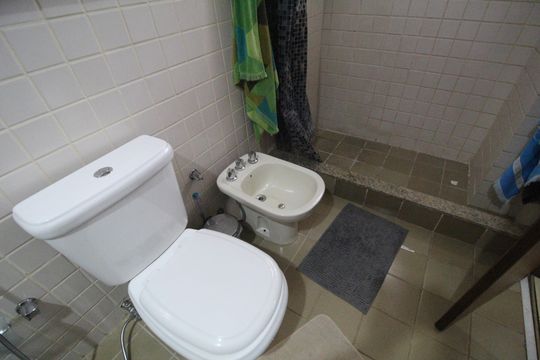 Banheiro da suíte de apartamento à venda com 3 quartos, 150m² em Barra Olímpica, Rio de Janeiro