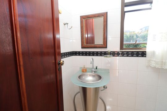 Lavabo de apartamento para alugar com 4 quartos, 350m² em Jardim Guanabara, Rio de Janeiro