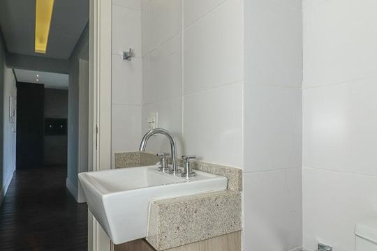 Banheiro de apartamento à venda com 2 quartos, 63m² em Passo D’areia, Porto Alegre
