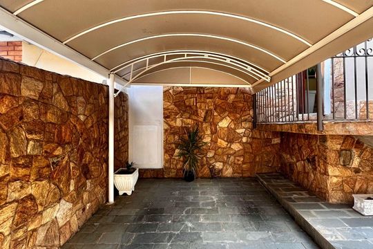 Garagem de casa à venda com 4 quartos, 170m² em Taquaral, Campinas