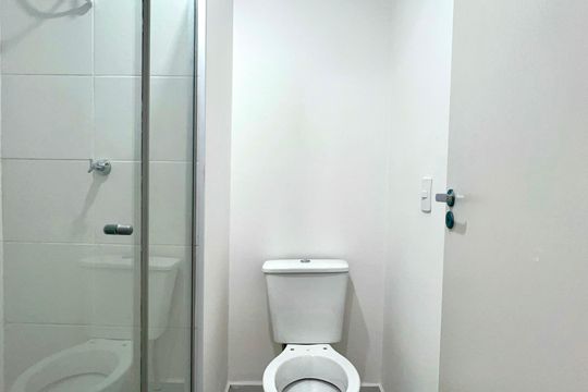 Banheiro de apartamento para alugar com 1 quarto, 28m² em Pinheiros, São Paulo