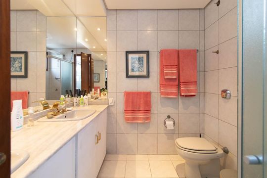 Banheiro do Quarto 1 de casa à venda com 5 quartos, 900m² em Cavalhada, Porto Alegre
