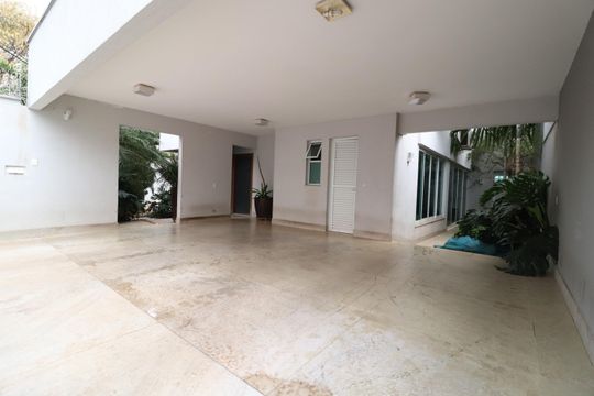 Garagem de casa para alugar com 4 quartos, 490m² em Tabajaras, Uberlândia