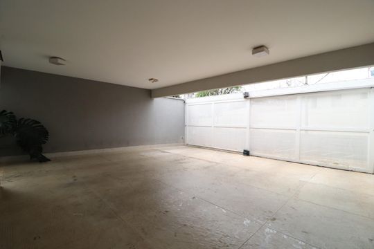 Garagem de casa para alugar com 4 quartos, 490m² em Tabajaras, Uberlândia