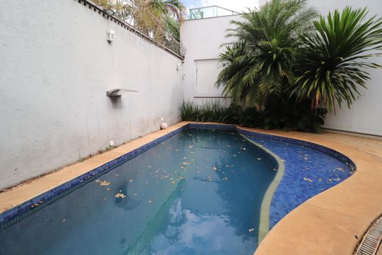 Piscina de casa para alugar com 4 quartos, 490m² em Tabajaras, Uberlândia