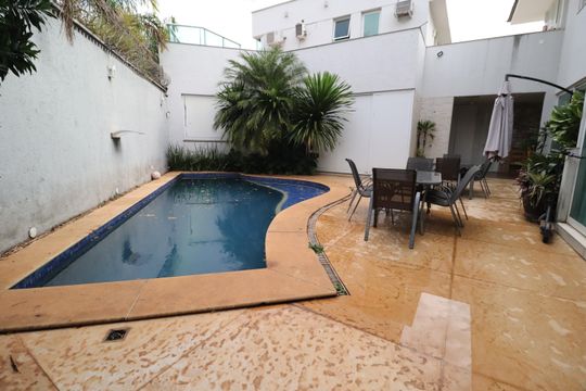Piscina de casa para alugar com 4 quartos, 490m² em Tabajaras, Uberlândia