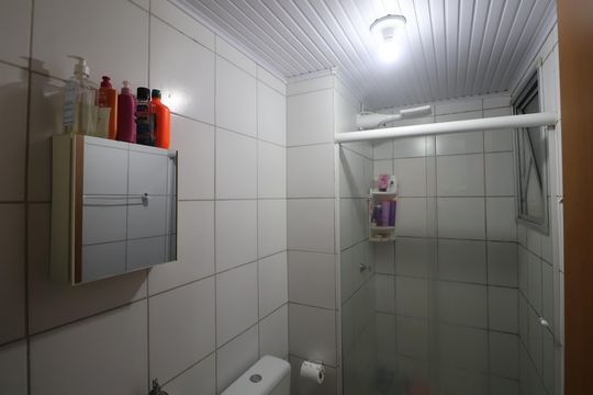 Banheiro de apartamento à venda com 2 quartos, 47m² em Olaria, Canoas
