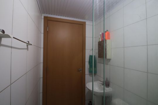 Banheiro de apartamento à venda com 2 quartos, 47m² em Olaria, Canoas