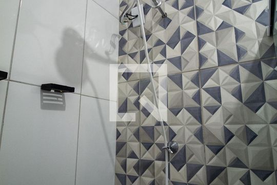 Banheiro de kitnet/studio para alugar com 1 quarto, 30m² em Jardim do Sol, Sorocaba