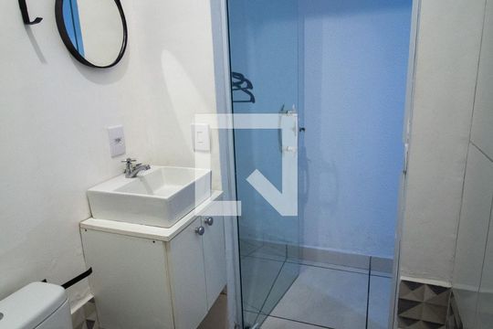 Banheiro de kitnet/studio para alugar com 1 quarto, 30m² em Jardim do Sol, Sorocaba
