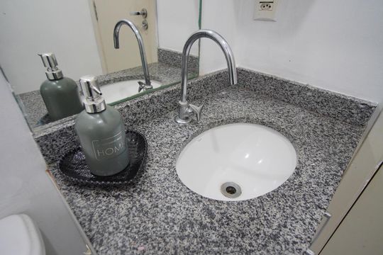Banheiro Social de apartamento à venda com 2 quartos, 53m² em Humaitá, Porto Alegre